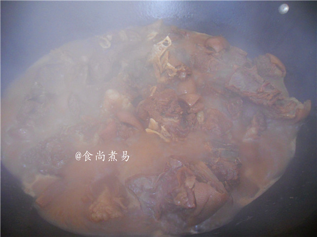 萝卜焖羊肉,将食材拌匀,大火煮沸后盛入电压力锅内