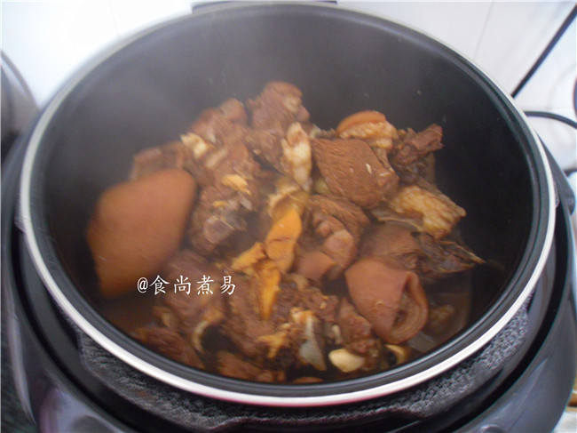 萝卜焖羊肉,遮上锅盖,通电,压10分钟左右