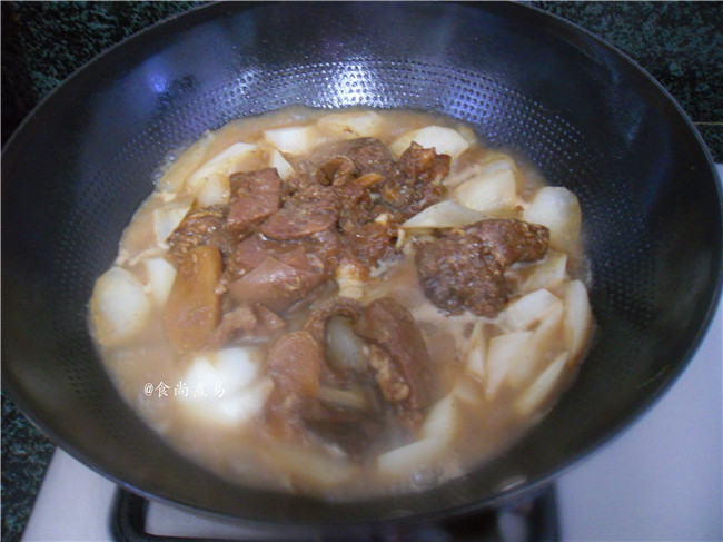 萝卜焖羊肉,再将压力锅内的羊肉连汤汁舀起,倒入炒锅中拌匀