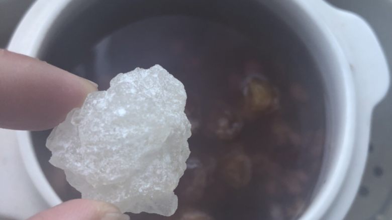 桂圆莲子红豆粥,再放入<a style='color:red;display:inline-block;' href='/shicai/ 866'>冰糖</a>,加盖继续炖煮,直至红豆薏米开花为止