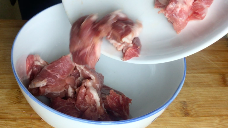 姜葱猪肉,猪肉倒入碗中, 准备腌