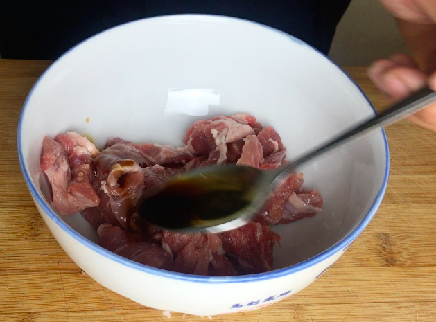 姜葱猪肉,1汤匙<a style='color:red;display:inline-block;' href='/shicai/ 788'>生抽</a>