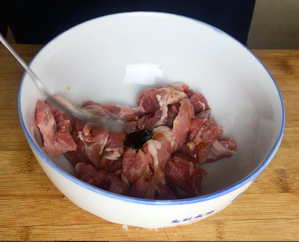 姜葱猪肉,1汤匙耗油