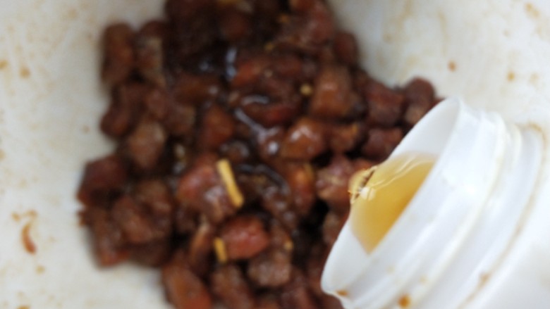 彩椒青豆牛肉粒,20分钟后从冰箱取出牛肉,加<a style='color:red;display:inline-block;' href='/shicai/ 718'>料酒</a>。