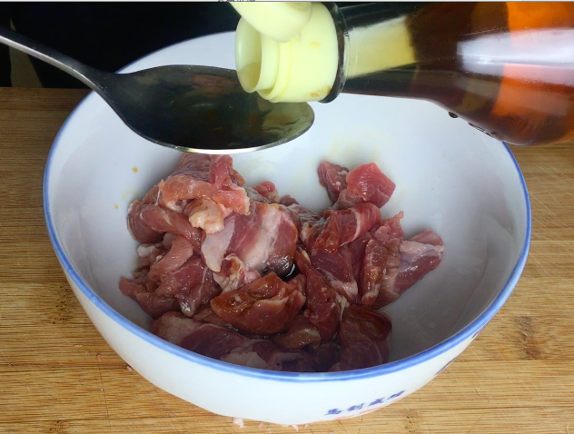 姜葱猪肉,1汤匙<a style='color:red;display:inline-block;' href='/shicai/ 899'>花雕酒</a>