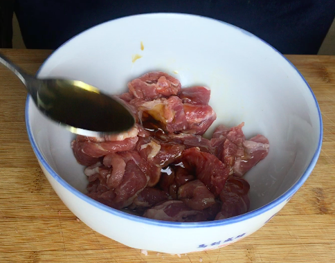 姜葱猪肉,1汤匙<a style='color:red;display:inline-block;' href='/shicai/ 5506'>麻油</a>