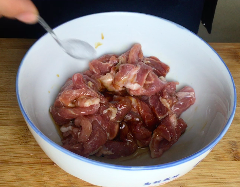 姜葱猪肉,少许<a style='color:red;display:inline-block;' href='/shicai/ 10588'>糖</a>,盐和胡椒粉