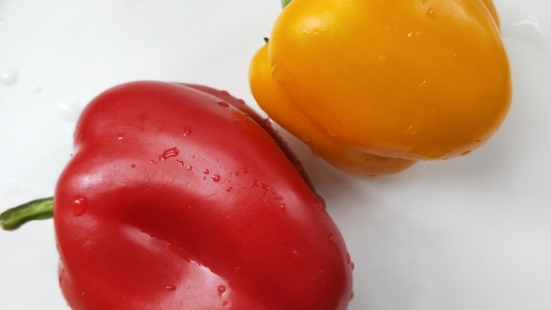 彩椒青豆牛肉粒,<a style='color:red;display:inline-block;' href='/shicai/ 3554'>彩椒</a>洗净,去蒂。