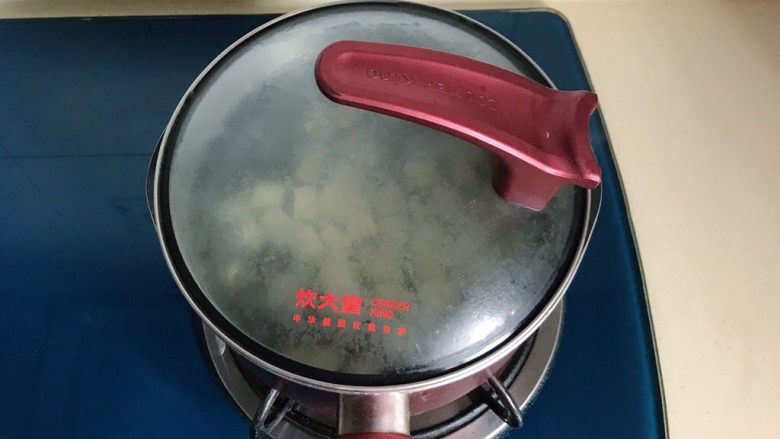 香桂蜜豆红薯年糕羹,盖上盖子大火煮至八分熟,千万别煮过头,这样做好的甜羹才会颗粒分明