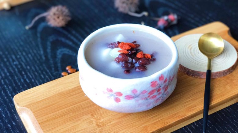 香桂蜜豆红薯年糕羹,盛到漂亮碗里,上面再撒上少许蜜豆,撒上几粒枸杞点缀添色