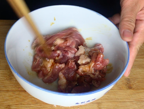 姜葱猪肉,搅拌猪肉