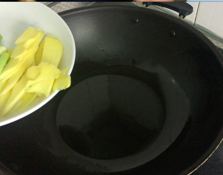 姜葱猪肉,热油起锅, 加入姜片爆香