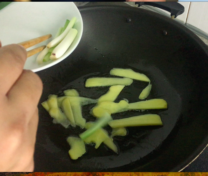 姜葱猪肉,加入<a style='color:red;display:inline-block;' href='/shicai/ 157'>小葱</a>(白)