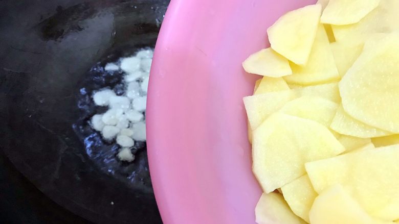 还可以再香一点吗?(孜然洋葱土豆丝),小火煸香之后下控干水分的土豆片