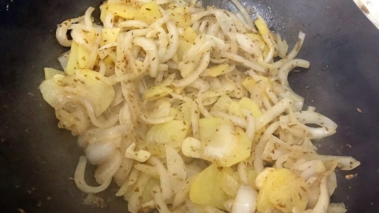 还可以再香一点吗?(孜然洋葱土豆丝),翻炒均匀,即可