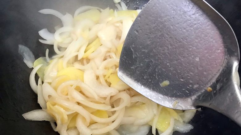 还可以再香一点吗?(孜然洋葱土豆丝),翻炒片刻