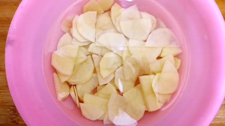 还可以再香一点吗?(孜然洋葱土豆丝),用清水冲洗两遍之后用适量清水浸泡,备用