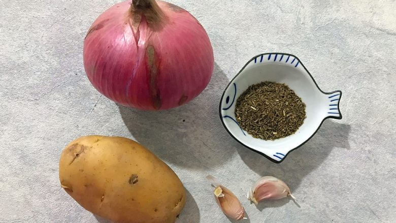 还可以再香一点吗?(孜然洋葱土豆丝),首先我们准备好所有食材