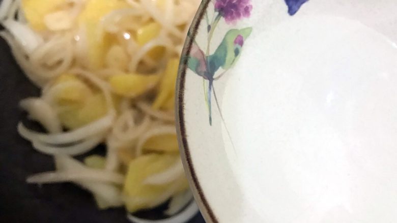 还可以再香一点吗?(孜然洋葱土豆丝),下少许热开水