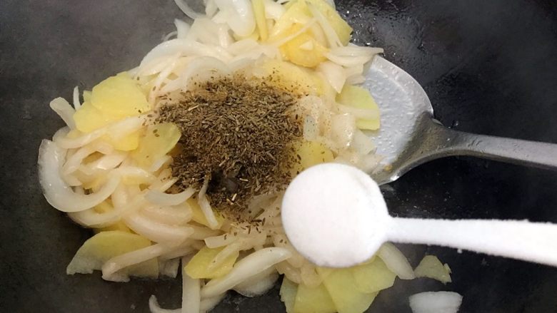 还可以再香一点吗?(孜然洋葱土豆丝),加一小勺细盐