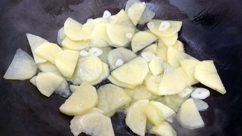 还可以再香一点吗?(孜然洋葱土豆丝),转中大火,翻炒均匀
