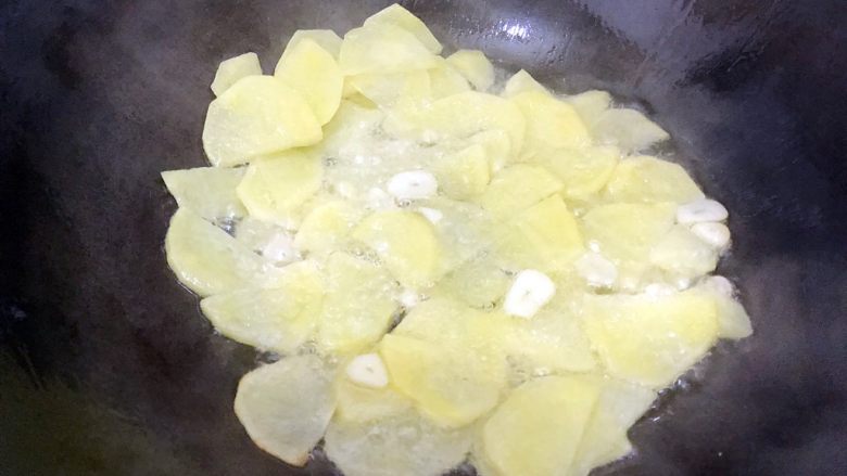 还可以再香一点吗?(孜然洋葱土豆丝),翻炒至土豆变软