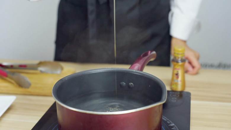 青瓜螺片,取一锅水,放入一点芝麻油,芝麻油可以去除海螺的腥味