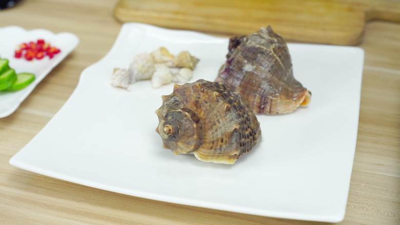 青瓜螺片,煮好的海螺取出放凉待用,挑出海螺肉再次冲洗干净,什么心肝脾肺肾咱都不要啦,只要纯净的肉肉。