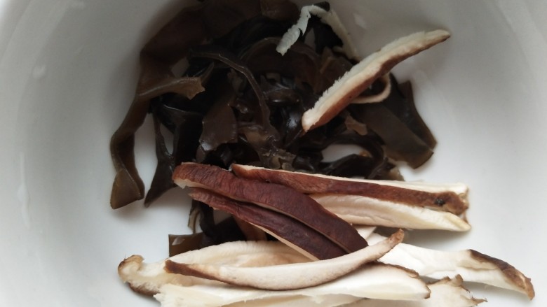 锅巴菜(嘎巴菜天津话),木耳泡发好切丝,
