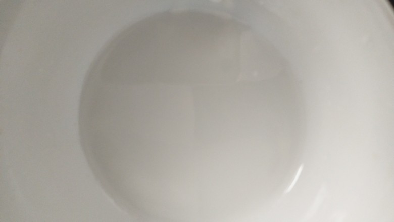 锅巴菜(嘎巴菜天津话),淀粉用水搅拌均匀。