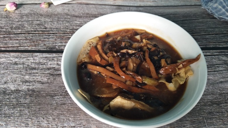 锅巴菜(嘎巴菜天津话),放入卤子。