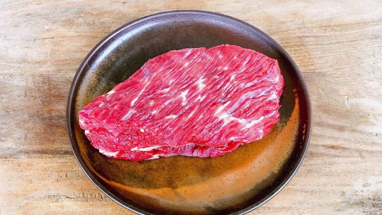 黑椒洋葱牛排,牛肉买回来后,洗净晾干水分。