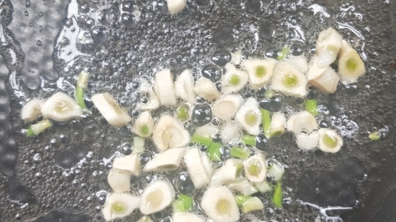 彩椒青豆牛肉粒,起油锅,放蒜煸香。