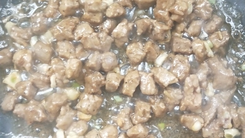 彩椒青豆牛肉粒,直至看见牛肉粒变色。