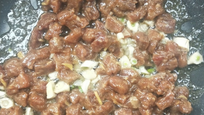 彩椒青豆牛肉粒,倒入牛肉,保持小火不要翻动。