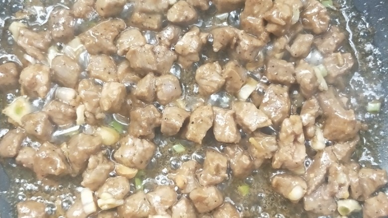 彩椒青豆牛肉粒,轻轻翻动一下牛肉粒，至完全变色。