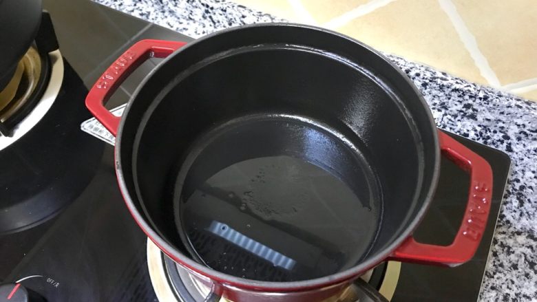 红烩牛尾骨—Staub珐琅铸铁锅,同时铸铁锅里刷油小火加热,待锅子热了就关火