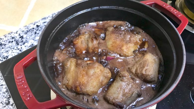 红烩牛尾骨—Staub珐琅铸铁锅,红酒煮沸