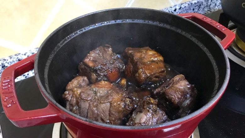 红烩牛尾骨—Staub珐琅铸铁锅,一个小时后肉已酥烂,汤汁也浓稠了