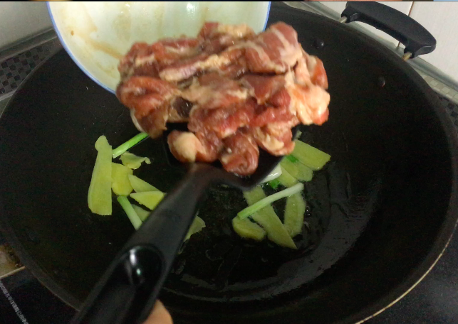 姜葱猪肉,加入腌好的猪肉, 然后煸炒