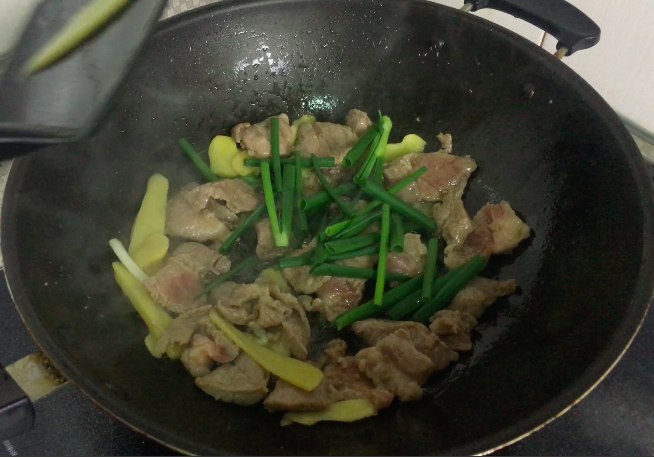 姜葱猪肉,加入切好的小葱(绿)