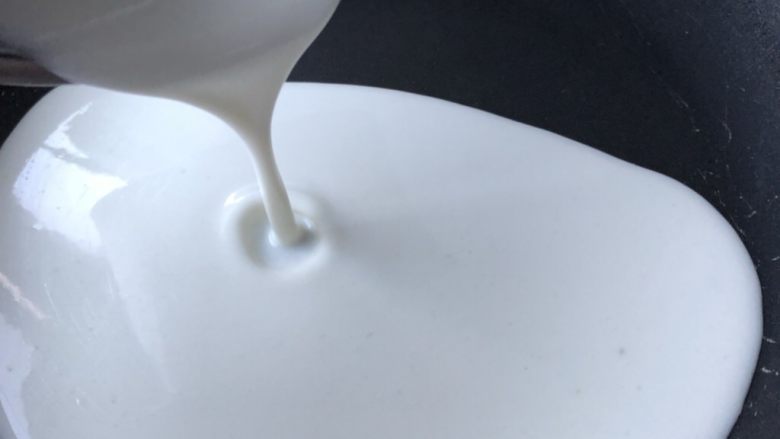 冰皮蛋糕白玉卷,倒入不沾锅,开小火