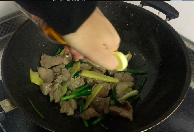 姜葱猪肉,倒入少许花雕酒(一汤匙)