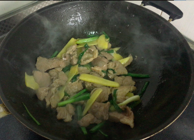 姜葱猪肉,翻抄5分钟便可上菜。