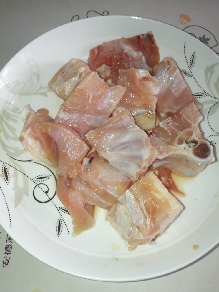 菜谱#红烧鳄鱼肉#(创建于25/2~2018),鳄鱼肉洗净,切成核桃大小块,并滤干水份。