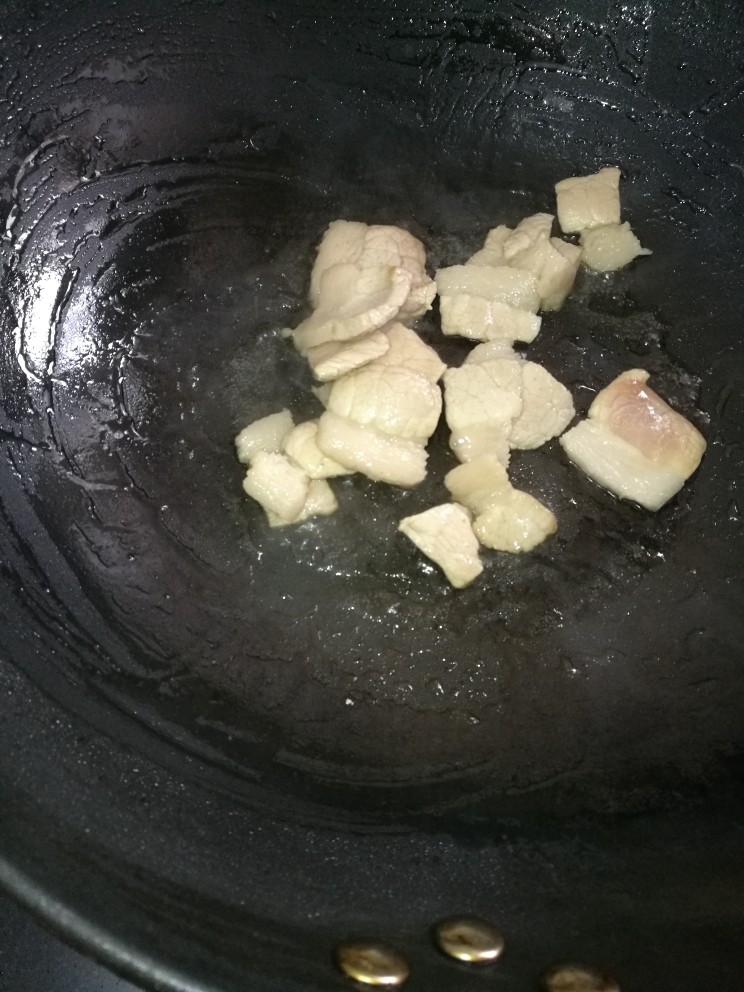 菜谱#红烧鳄鱼肉#(创建于25/2~2018),用小火煸炒五花肉出油,并炒香。