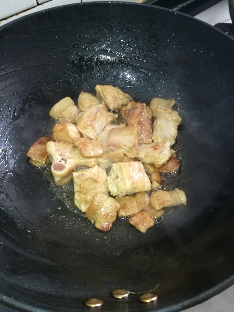 菜谱#红烧鳄鱼肉#(创建于25/2~2018),加入腌制过的鳄鱼肉,翻炒出,去水份。