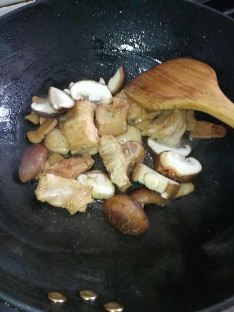 菜谱#红烧鳄鱼肉#(创建于25/2~2018),放入香菇继续煸炒,要煸香。