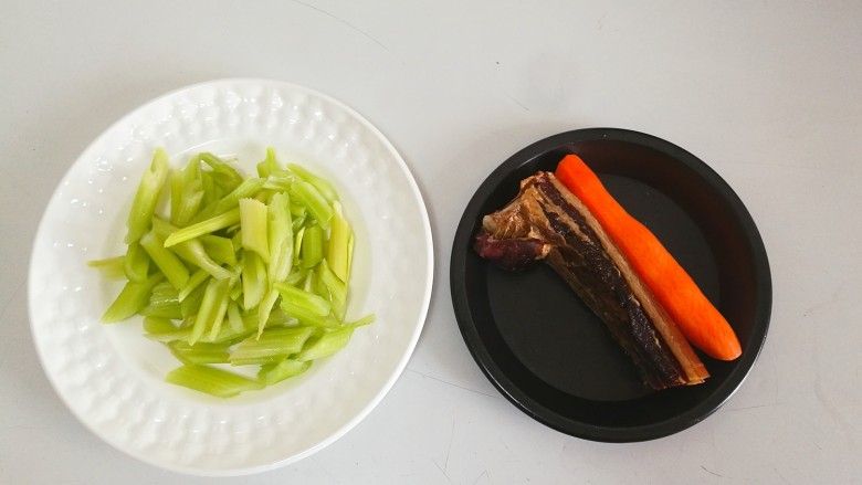 西芹腊肉,食材洗干净备用。