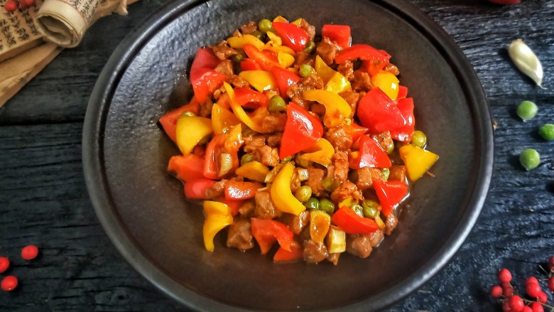 彩椒青豆牛肉粒,翻炒均匀,即可盛盘。